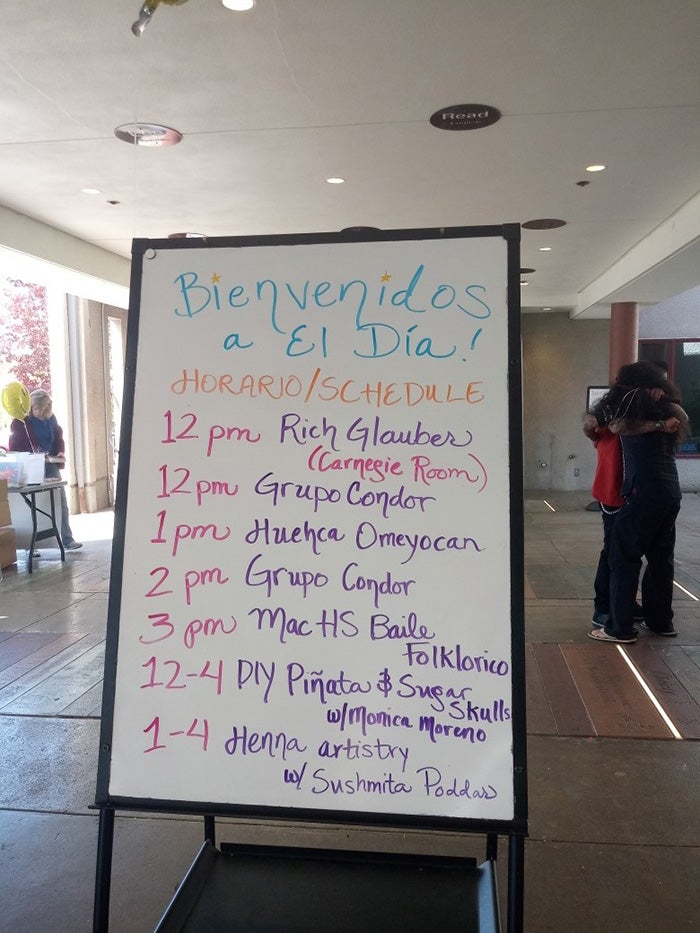 Sign in lobby with a schedule in both Spanish and English. 
