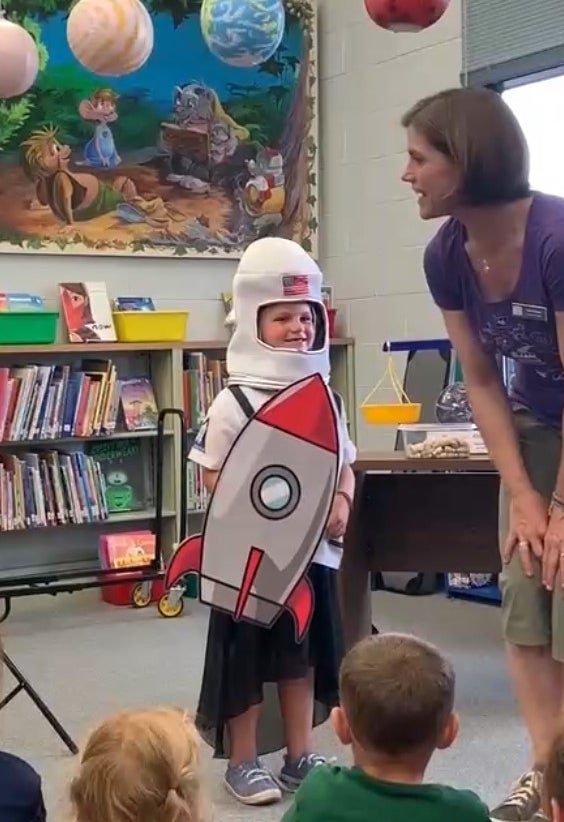 Niña en un traje de cohete.jpg