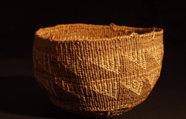 “Clam” Design Basket