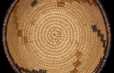 Bowl-shaped basket, interior