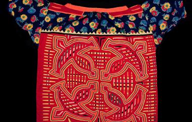Mola blouse with birds in four-square pattern. (exterior, back)