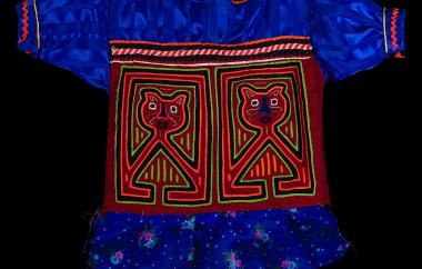 Child's mola blouse with two cats. (full view, front)