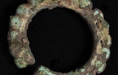 Scallop design bangle